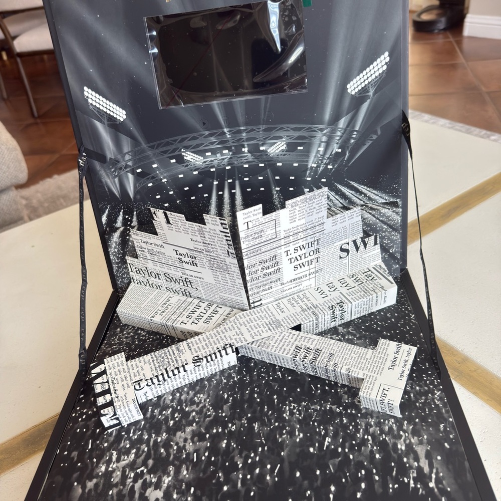 Taylor Swift Reputation VIP Box - Picture 4 of 7
